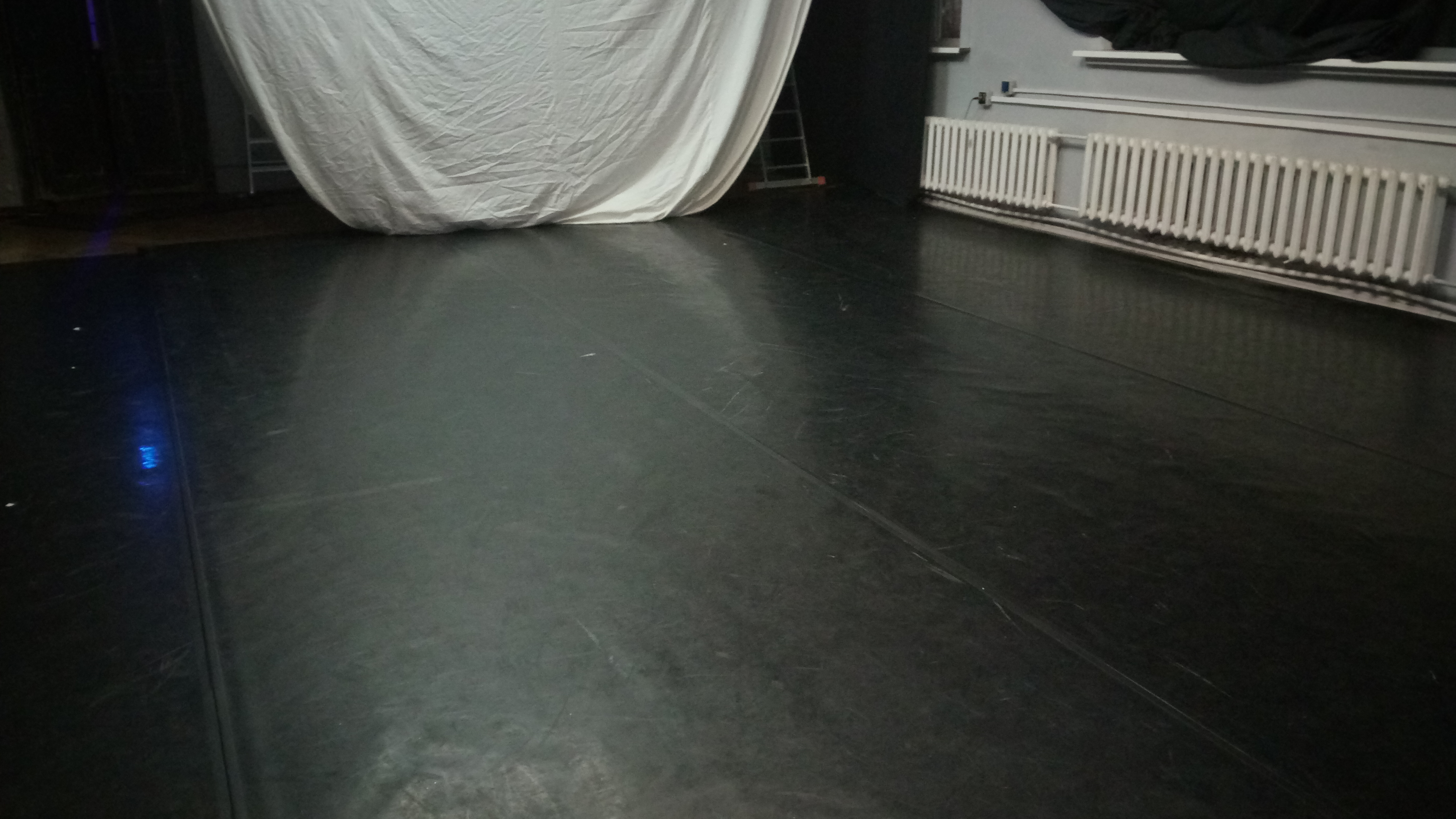 Танцевальный класс в Санкт-Петербургском театре «Балтийский дом»: сценический линолеум «CONSOR» чёрного цвета от австрийского производителя - компании TUCHLER.