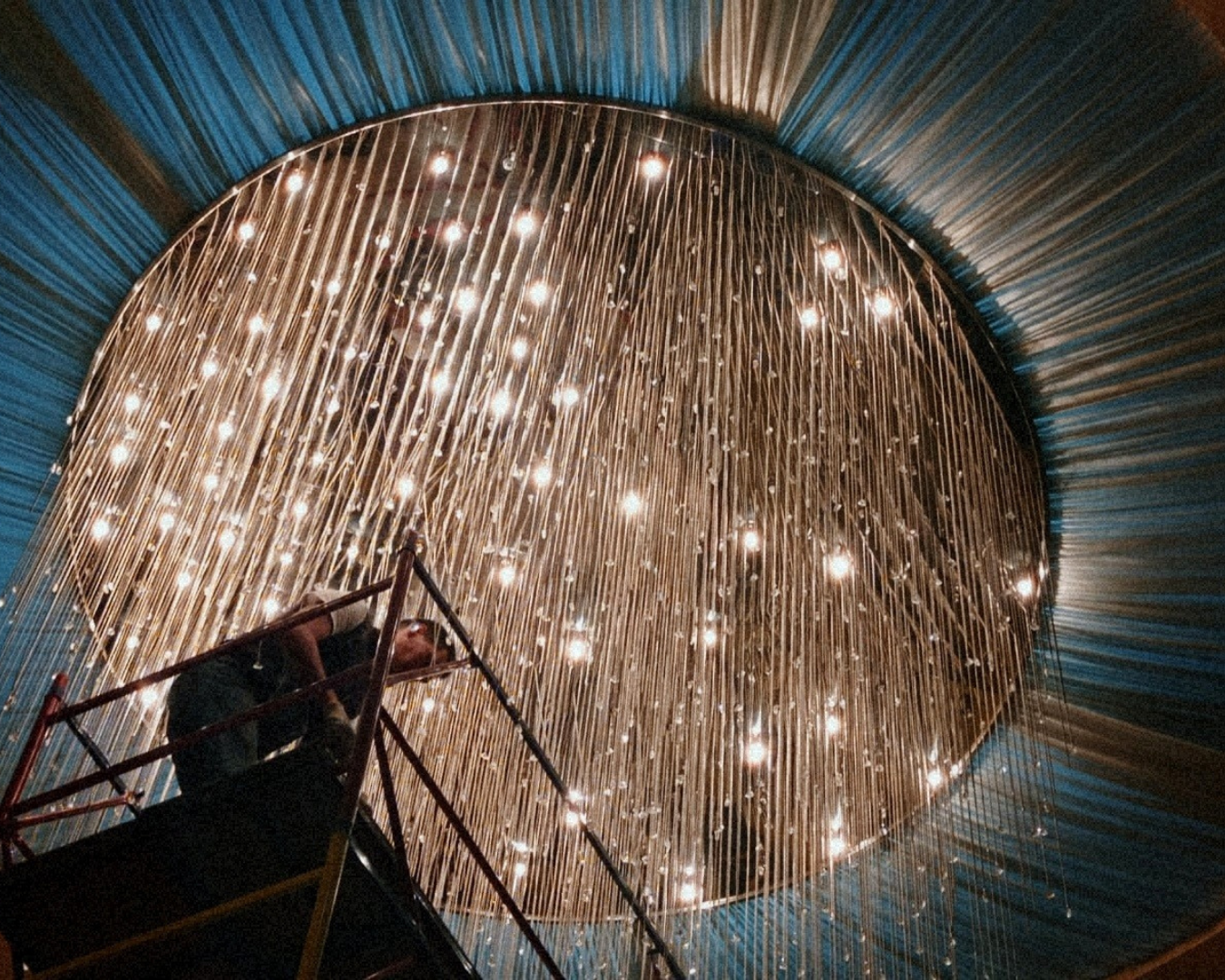 Замена ламп в люстре большого актового зала Санкт-Петербургского государственного института кино и телевидения; сентябрь 2021